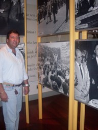 Exposição sobre Magalhães Pinto abre a 7ª Semana Nacional de Museus em Santo Antônio do Monte prefeito diante das fotos da exposio